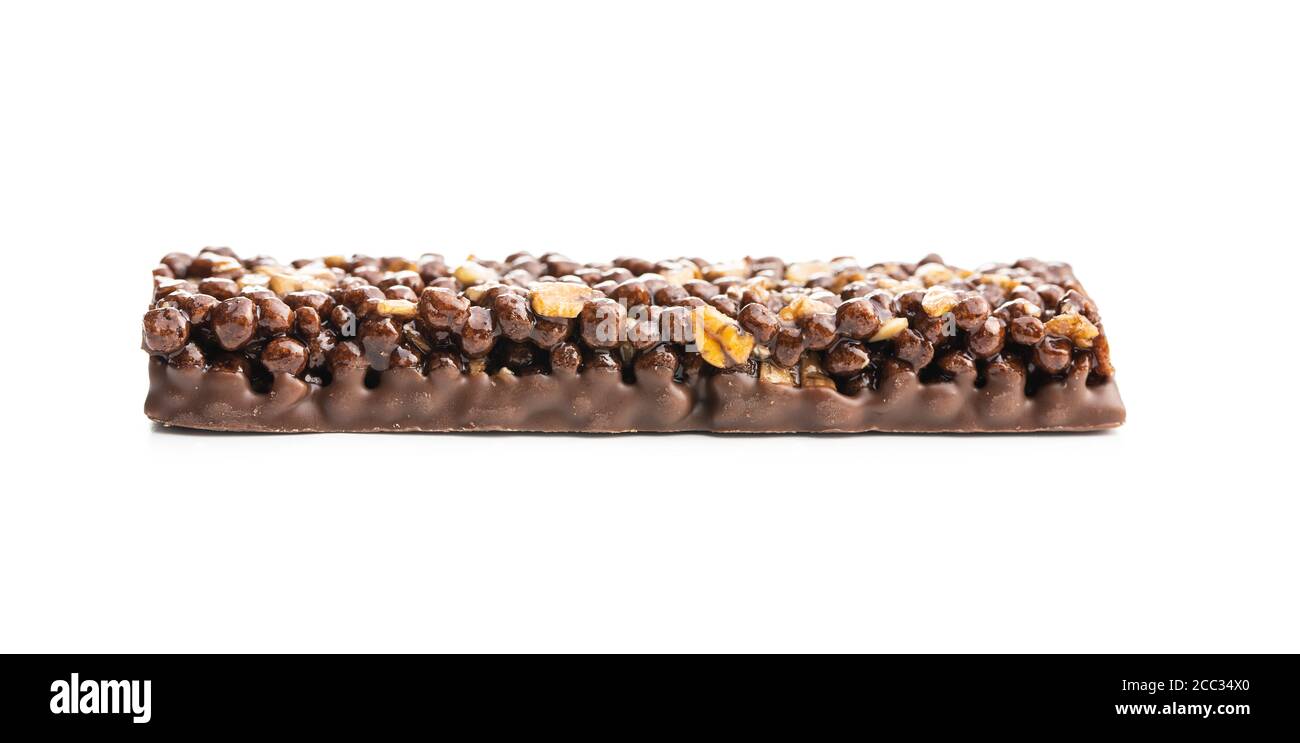 Barre de céréales au chocolat. Barre de protéines savoureuse isolée sur fond blanc. Banque D'Images