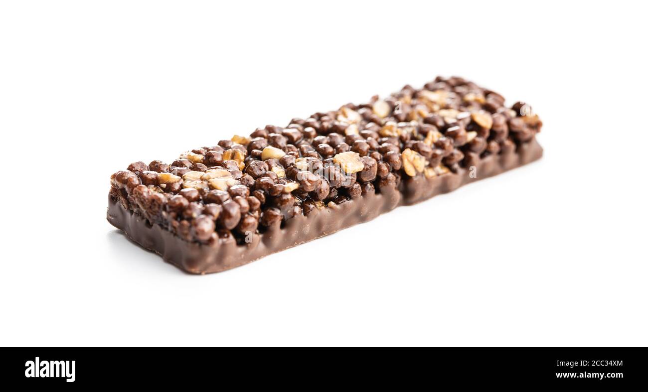 Barre de céréales au chocolat. Barre de protéines savoureuse isolée sur fond blanc. Banque D'Images