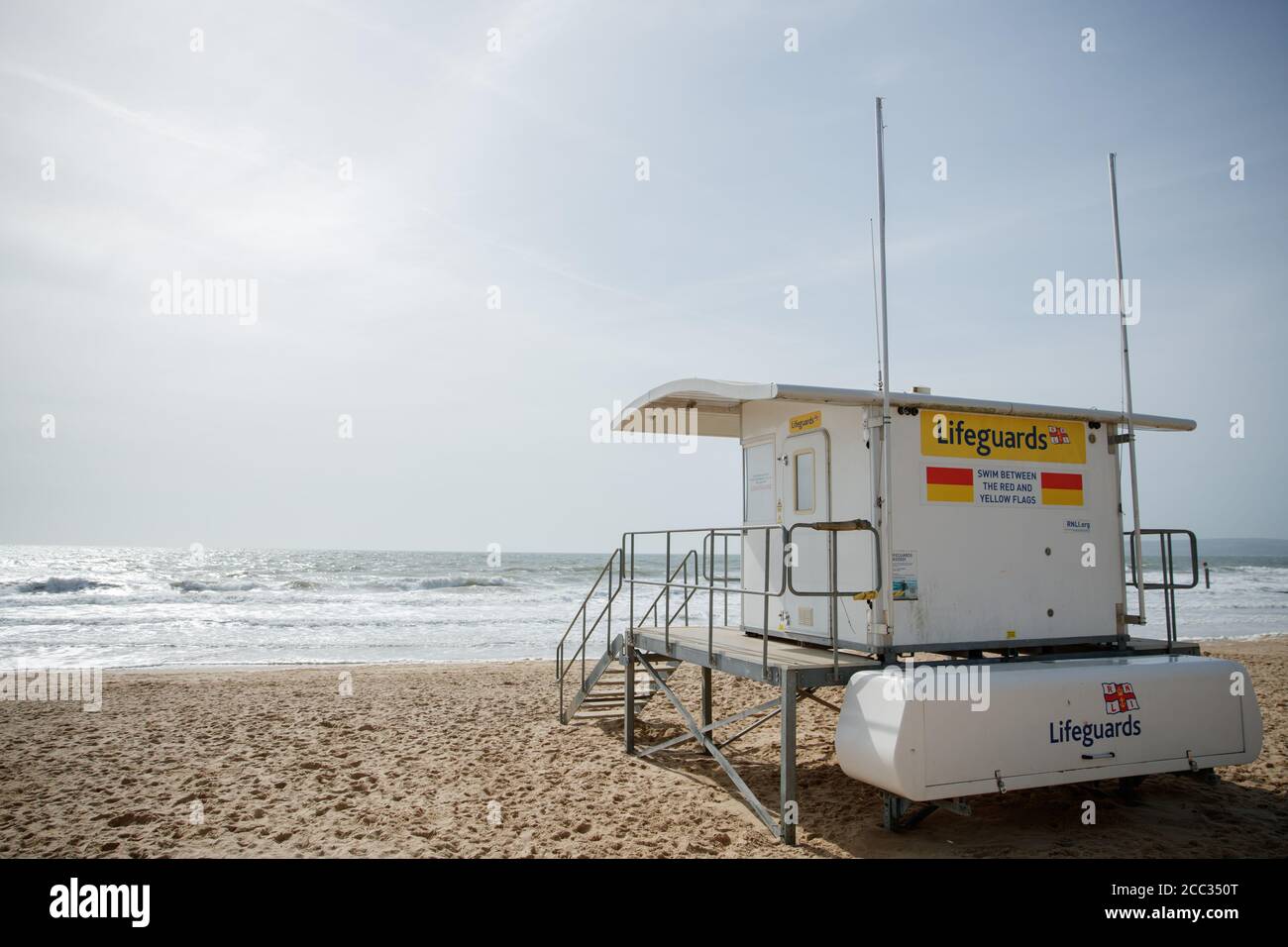 Tour des sauveteurs sur la plage de Bournemouth Banque D'Images