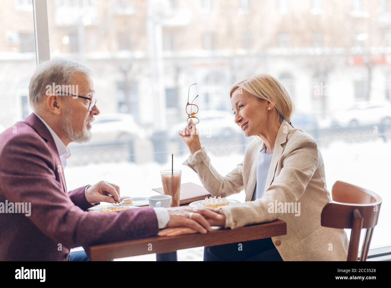 relation entre la femme et l'homme.homme affectueux et la femme ayant un bonne journée à l'intérieur. gros plan sur une photo de côté Banque D'Images