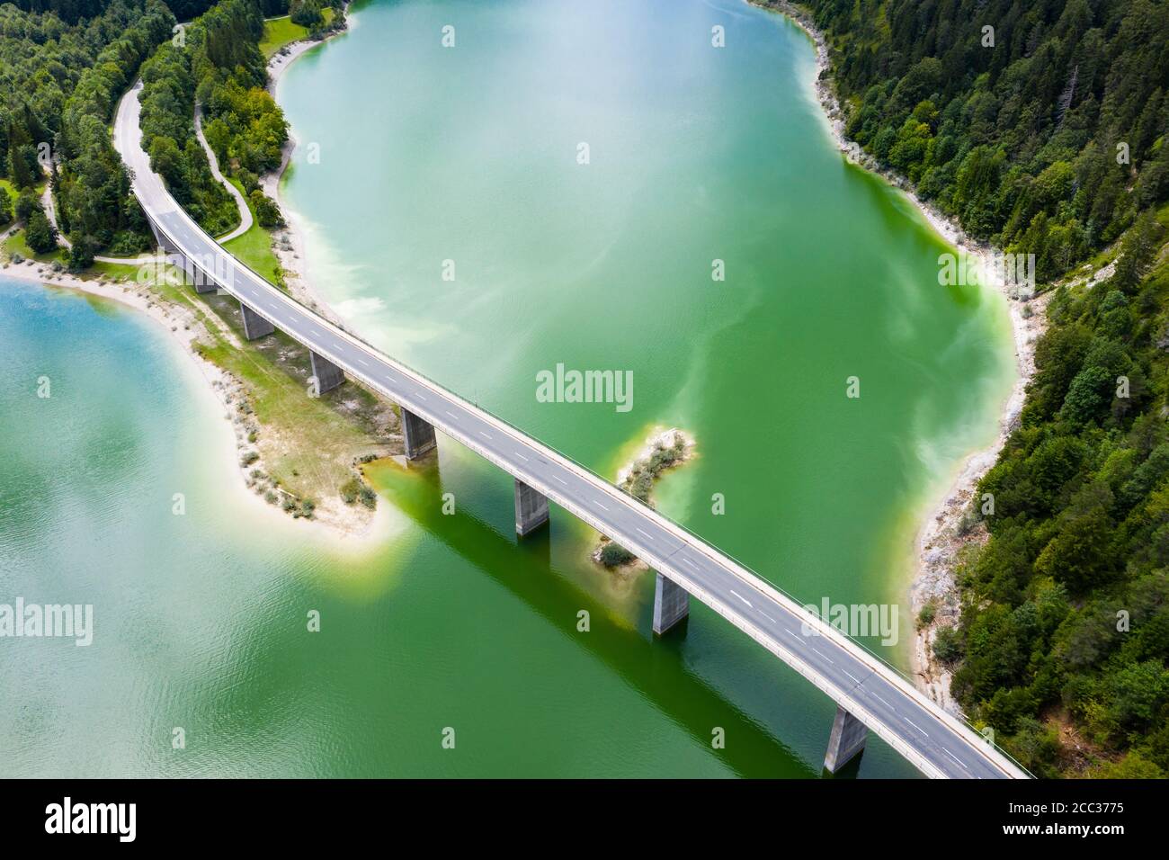 Vue aérienne du pont au-dessus du lac Sylvenstein Banque D'Images