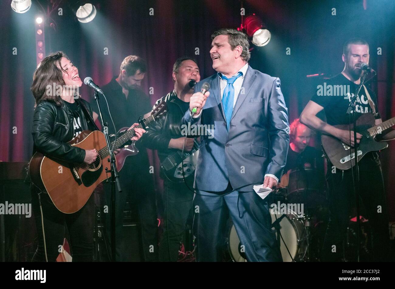 Hambourg, Allemagne. 17 août 2020. Le chanteur, guitariste et animateur Bernd Begemann joue avec Stefanie Hempel et le groupe lors du spectacle anniversaire du 60e anniversaire de la première apparition des Beatles au club Indra de Hambourg. Credit: Markus Scholz/dpa/Alay Live News Banque D'Images