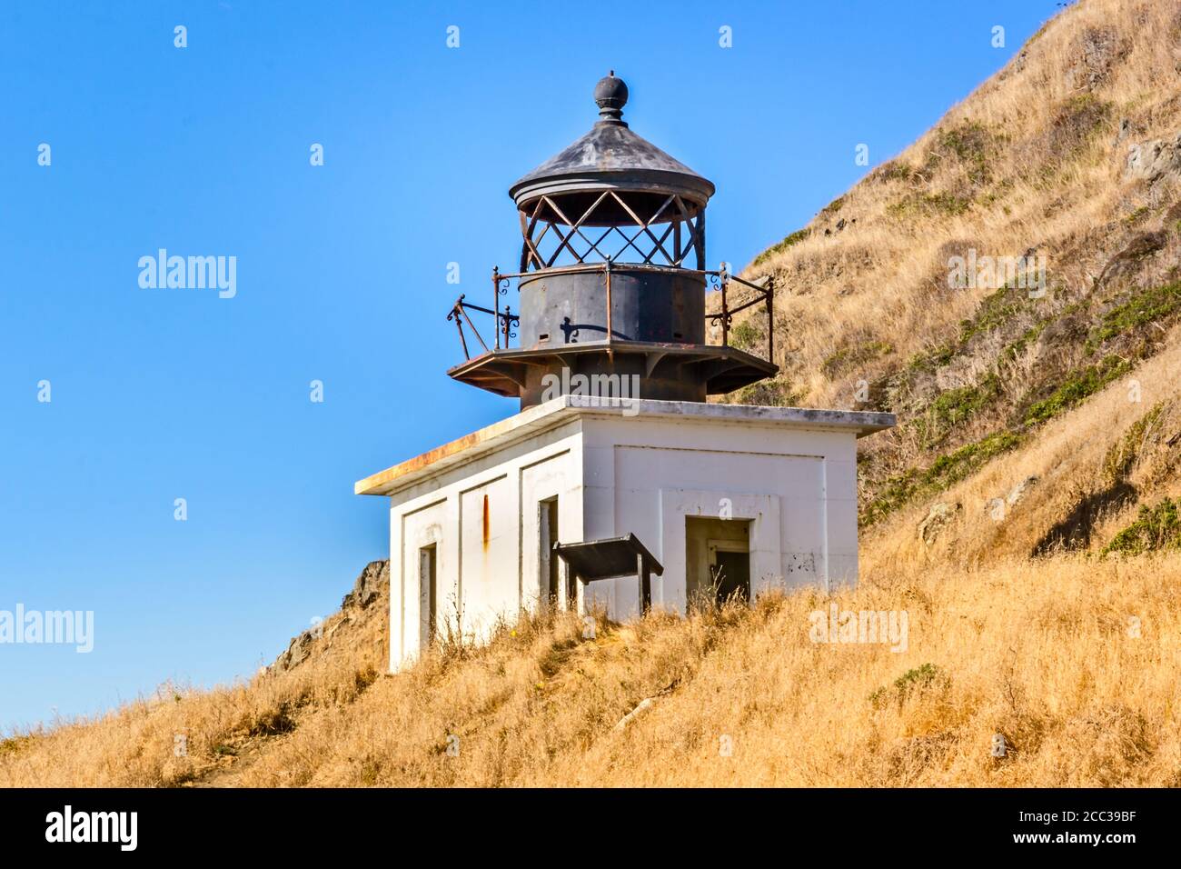 Le phare abandonné de Punta Gorda sur la Lost Coast, Californie, États-Unis Banque D'Images