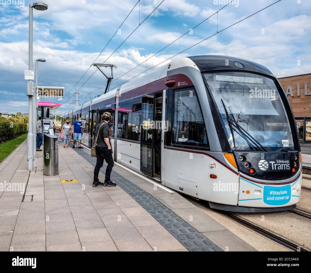 Edinburgh Tram à Edinburgh Park, en direction de l’aéroport d’Édimbourg – qui fait partie du système moderne de métro léger de la ville en Écosse, au Royaume-Uni. Banque D'Images