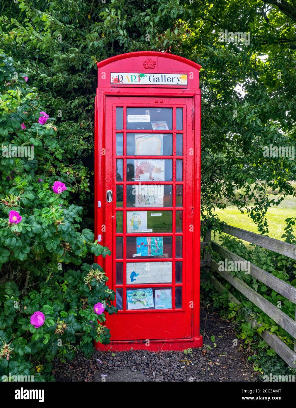 Red Telephone Box utilisé comme galerie d'art, Dirleton, East Lothian, Écosse, Royaume-Uni. Banque D'Images