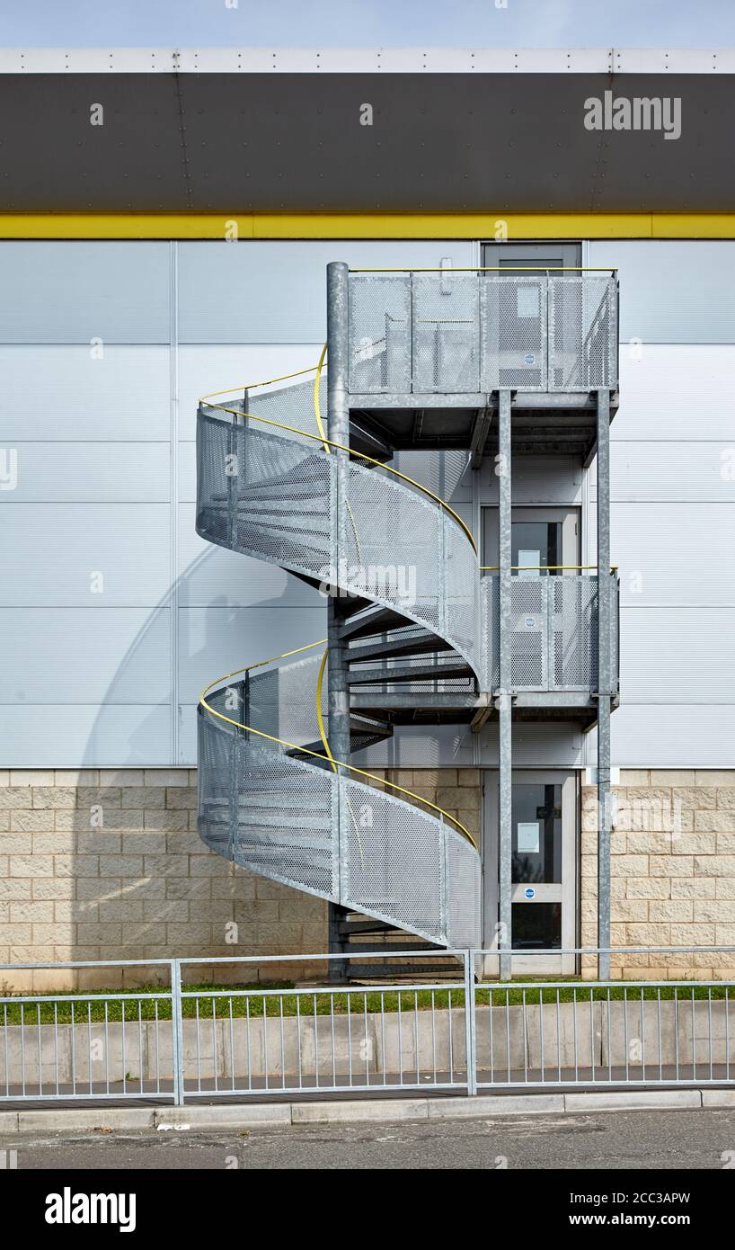 Escalier en spirale en acier dans un hôtel d'autoroute, Royaume-Uni Banque D'Images