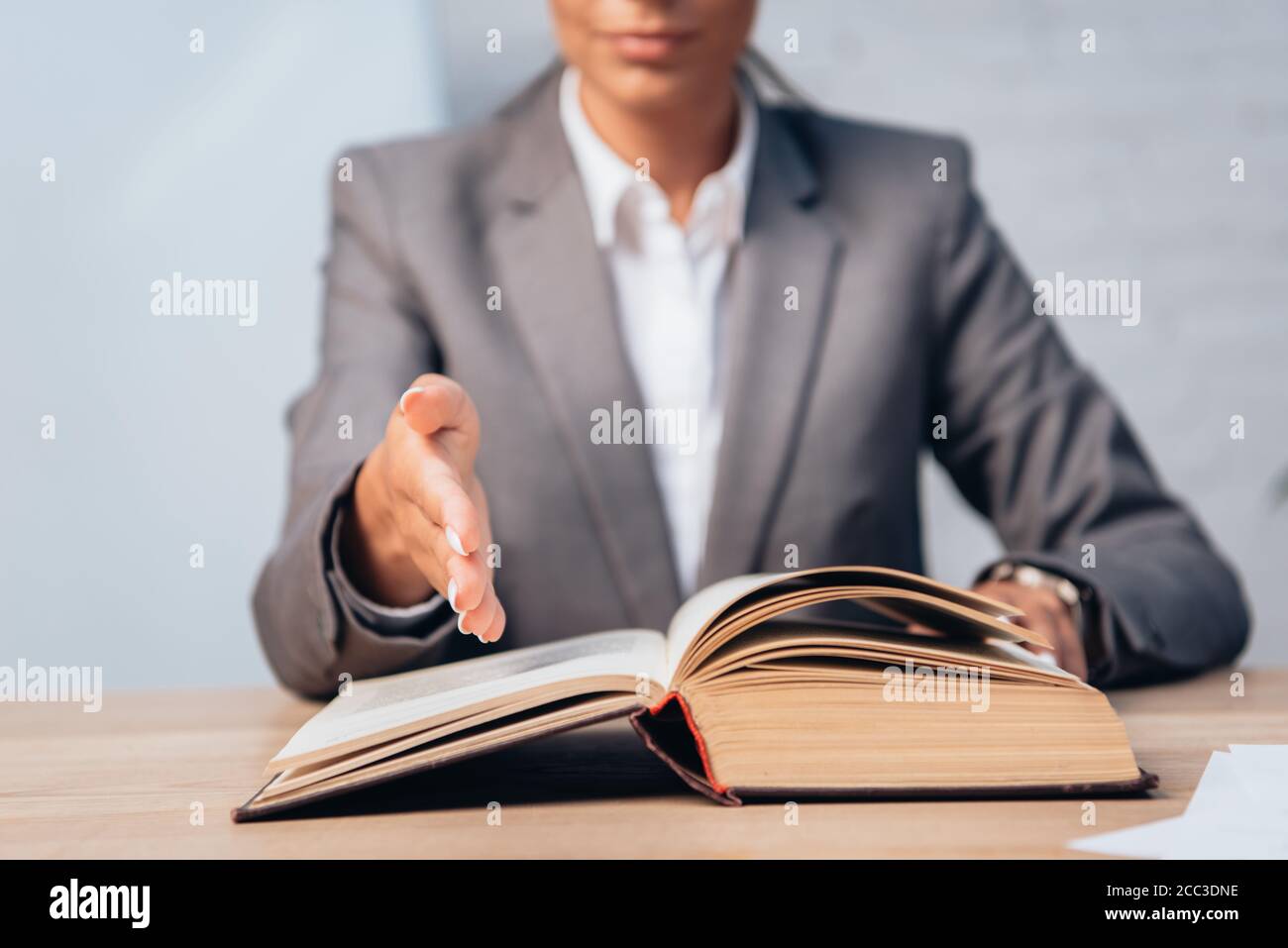 attention sélective de l'avocat en cause pointant de la main vers réservez au bureau Banque D'Images