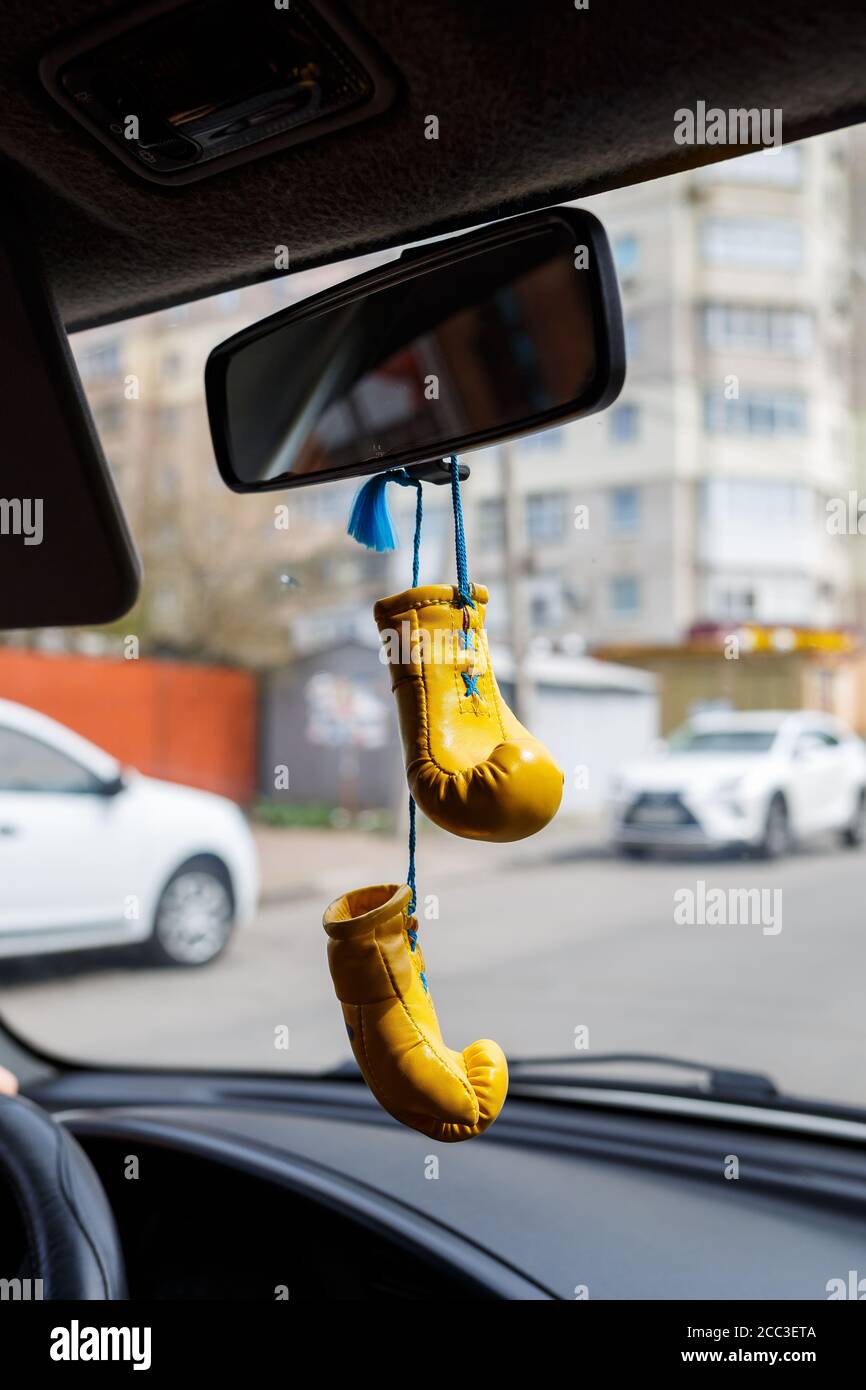 petits gants de boxe sur le rétroviseur intérieur d'une voiture Photo Stock  - Alamy
