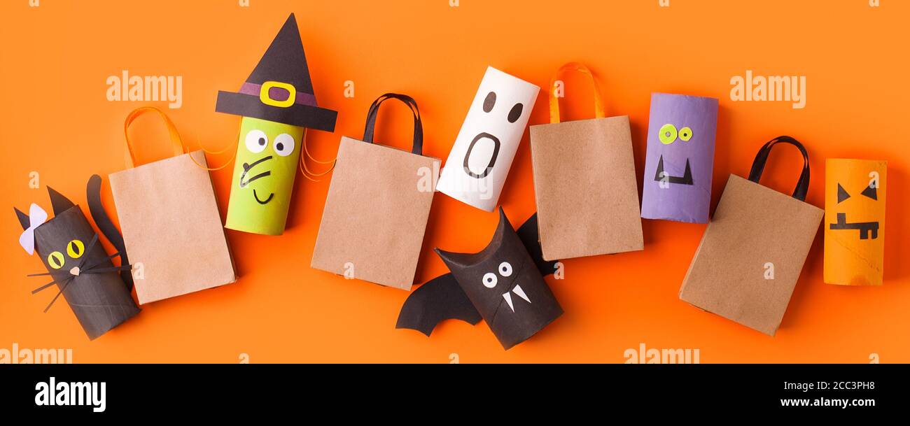 Concept de vacances d'halloween. Décorations d'Halloween, citrouilles, chauves-souris, sorcière, fantômes sur fond orange. Carte de vœux Halloween avec maquette Banque D'Images