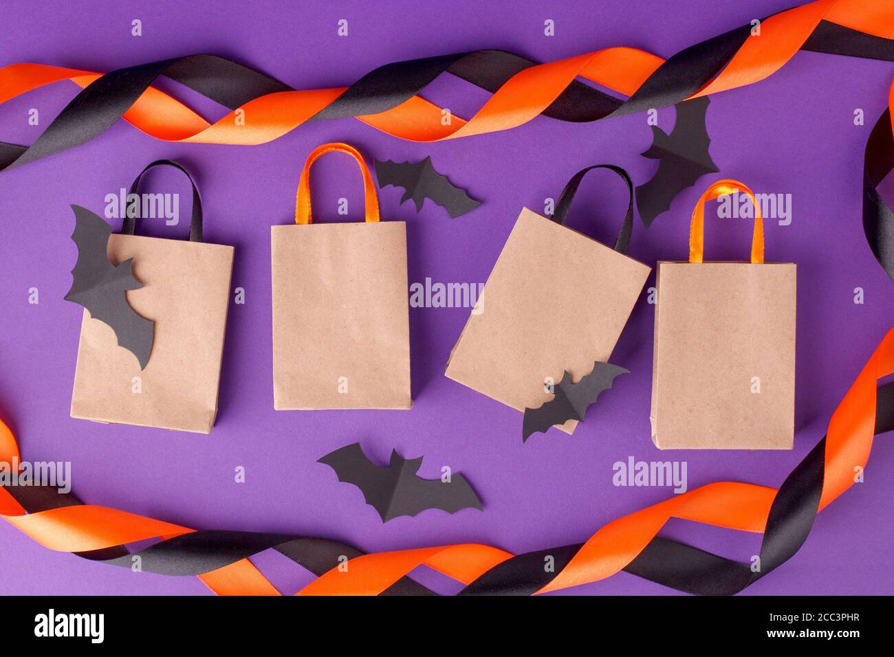 Maquette pour Halloween solde massage sur papier pour faire du shopping sur fond violet, octobre automne saison solde rabais concept, tr Banque D'Images
