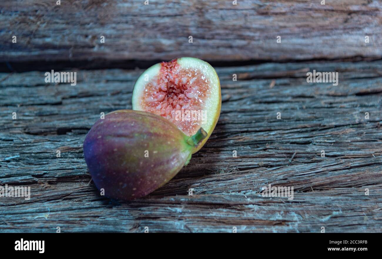 Figues fraîches (Ficus carica). Bien qu'originaire de la Méditerranée, le figuier est un fruit cultivé dans le monde entier. Fruits consommés matière fraîche et première Banque D'Images