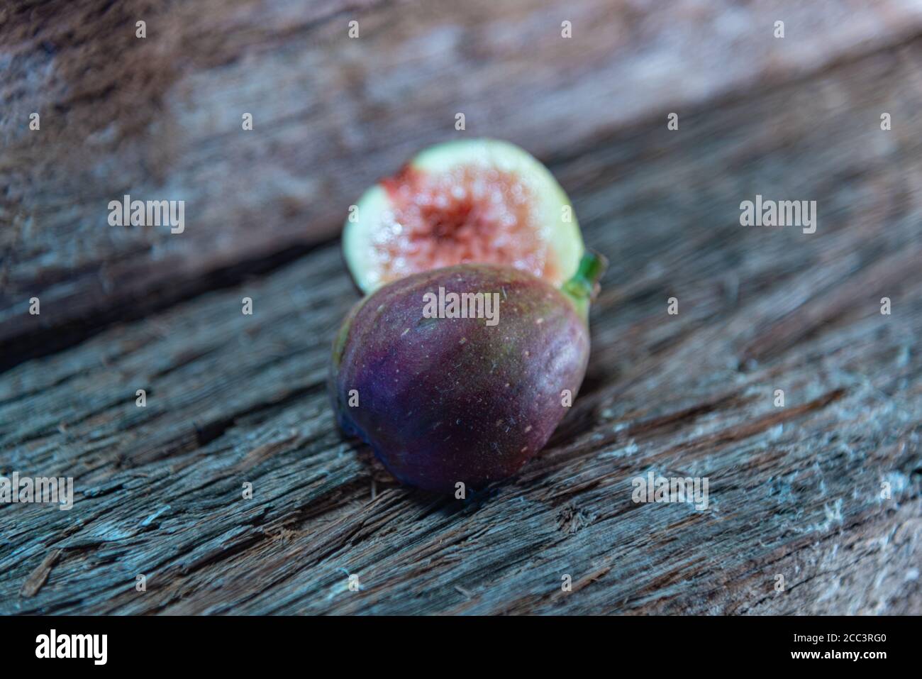 Figues fraîches (Ficus carica). Bien qu'originaire de la Méditerranée, le figuier est un fruit cultivé dans le monde entier. Fruits consommés matière fraîche et première Banque D'Images