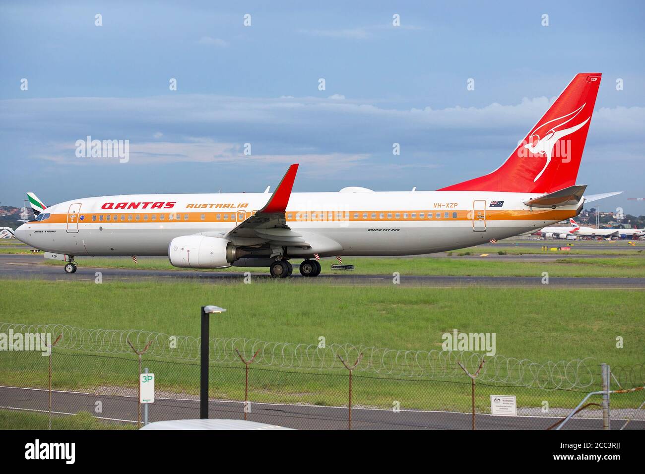 Le Boeing 737 de Qantas porte la décoration Retro Roo à l'aéroport de Sydney Banque D'Images