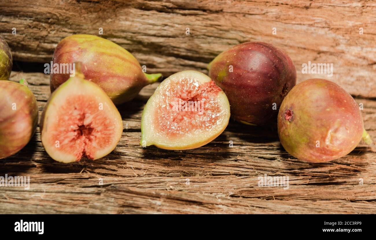 Figues fraîches (Ficus carica). Bien qu'originaire de la Méditerranée, le figuier est un fruit cultivé dans le monde entier. Fruits consommés matière fraîche et première Banque D'Images