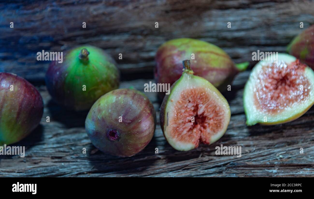 Figues fraîches (Ficus carica). Bien qu'originaire de la Méditerranée, le figuier est un fruit cultivé dans le monde entier. Fruits consommés matière fraîche et première Banque D'Images