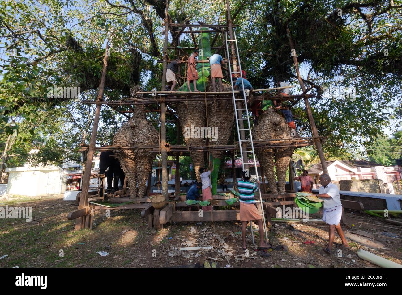 Neelamperoor Padayani au temple Neelamperoor Palli Bhagavathi, Alappuzha. Padayani est une danse traditionnelle et une forme d'art rituel. Banque D'Images