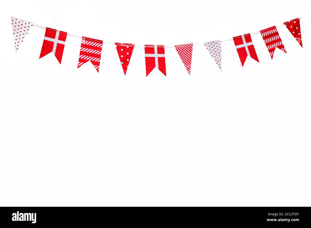 Drapeaux mignon rouges et blancs avec banderoles à motifs différents Banque D'Images