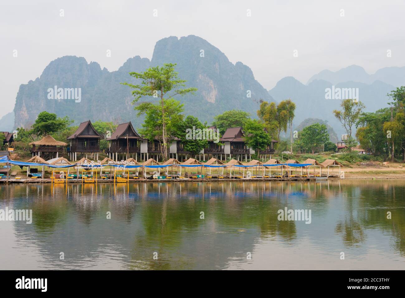 Vang Vieng, Laos - Nam Song River de Vang Vieng. Un paysage célèbre à Vang Vieng, province de Vientiane, Laos. Banque D'Images