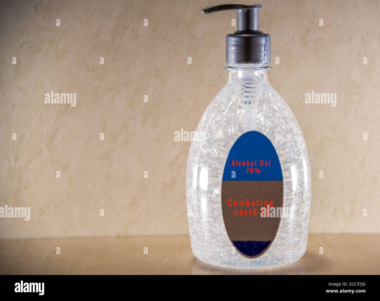 Bouteille de gel d'alcool à 70 %. Cobnate la pandémie Covid-19. Assainir le produit pour usage personnel. Contrôle épidémiologique. Propreté et conservation. CH Banque D'Images
