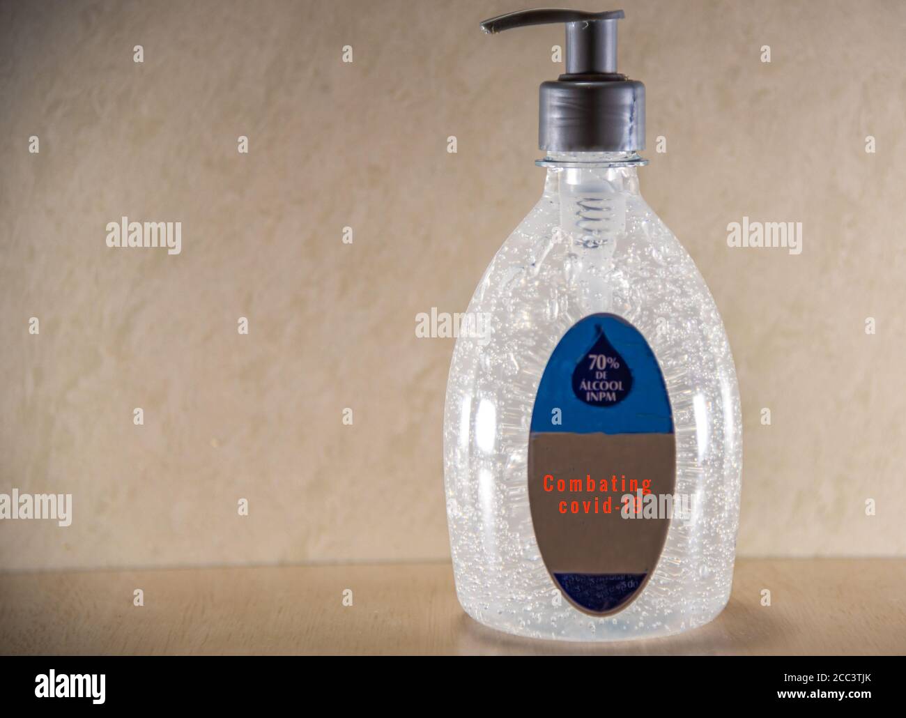 Bouteille de gel d'alcool à 70 %. Cobnate la pandémie Covid-19. Assainir le produit pour usage personnel. Contrôle épidémiologique. Propreté et conservation. CH Banque D'Images