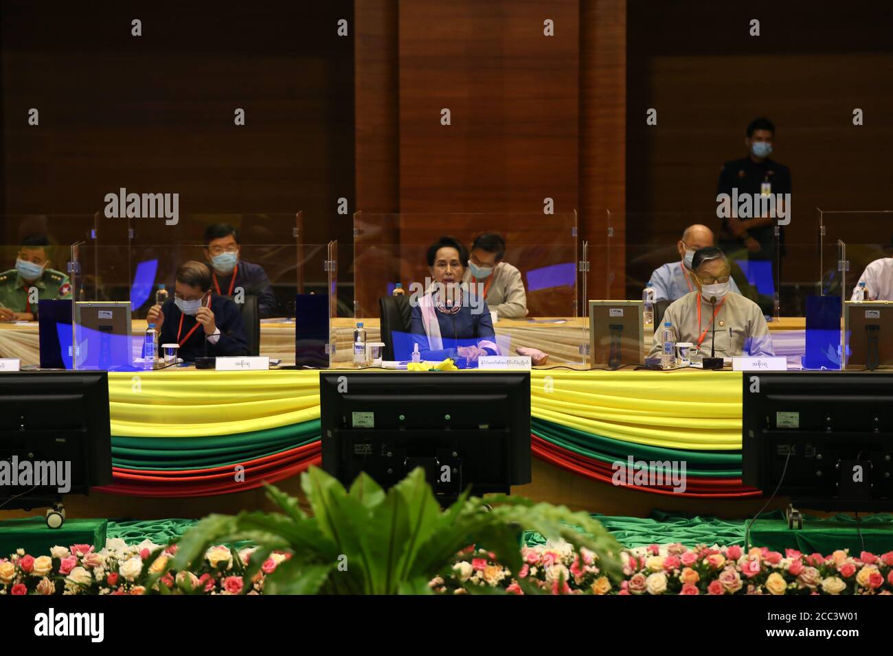 Nay Pyi Taw, Myanmar. 17 août 2020. Aung San Suu Kyi, conseillère d'État du Myanmar (C, front), prononce un discours lors de la 19e réunion du Comité mixte du dialogue de paix de l'Union du Myanmar (CPDU), à Nay Pyi Taw, au Myanmar, le 17 août 2020. Un total de neuf points ont été convenus lors de la 19e réunion du Comité mixte pour le dialogue sur la paix de l'Union du Myanmar (UPDJC), tenue lundi à Nay Pyi Taw, capitale, un haut fonctionnaire a déclaré à la conférence de presse. Credit: Haymhan Aung/Xinhua/Alay Live News Banque D'Images