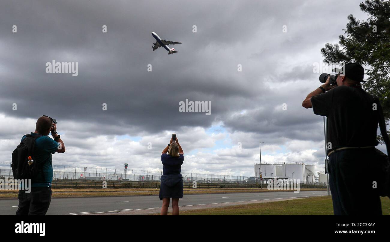 Les gens regardent le vol BA9170E de British Airways (BA), un Boeing 747 portant le numéro d'enregistrement G-CIVD, au départ de l'aéroport d'Heathrow, Londres, en direction de l'Espagne, alors que la compagnie aérienne commence la phase finale de retrait de sa flotte de 747. Il fait suite à l'annonce faite le mois dernier que les 31 747 jumbo-jets de BA avaient effectué leurs derniers services commerciaux. Banque D'Images