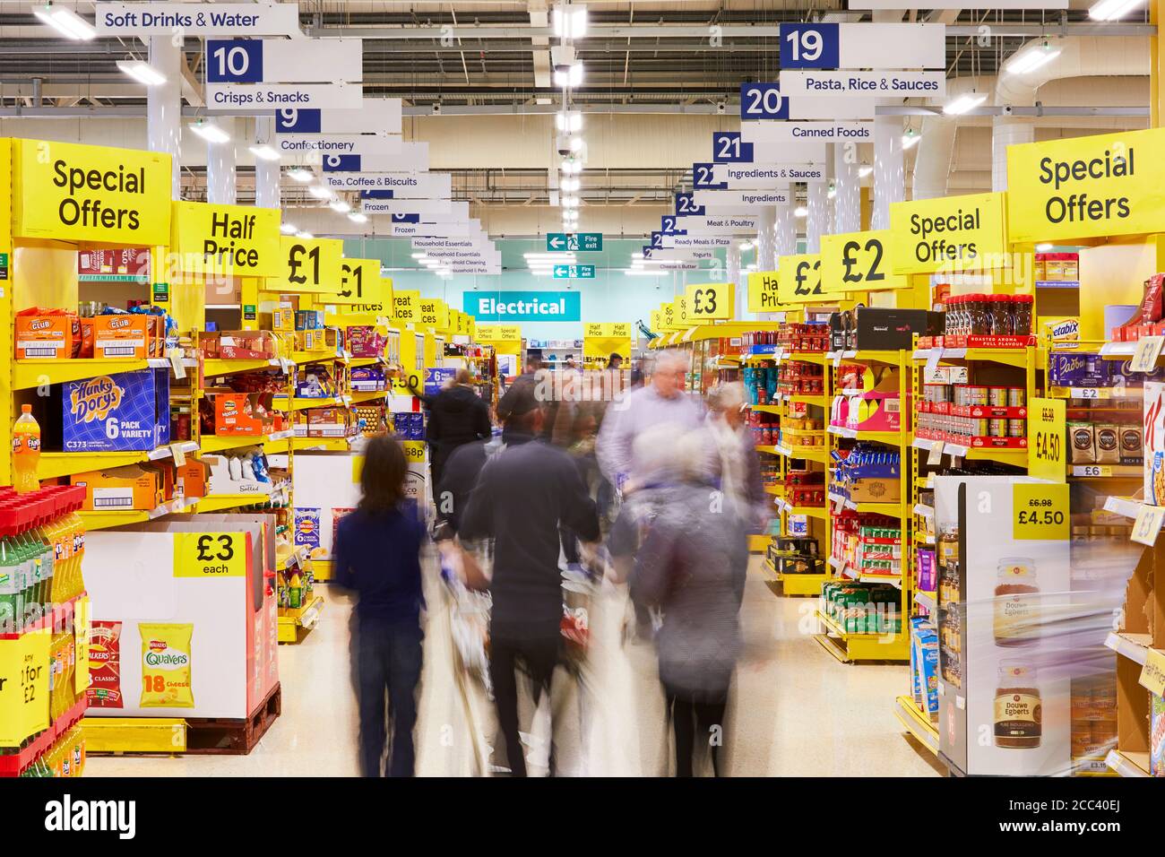 Intérieur du Tesco. Abbey Retail Park, Belfast, Belfast, Irlande. Architecte: N/A, 2019. Banque D'Images