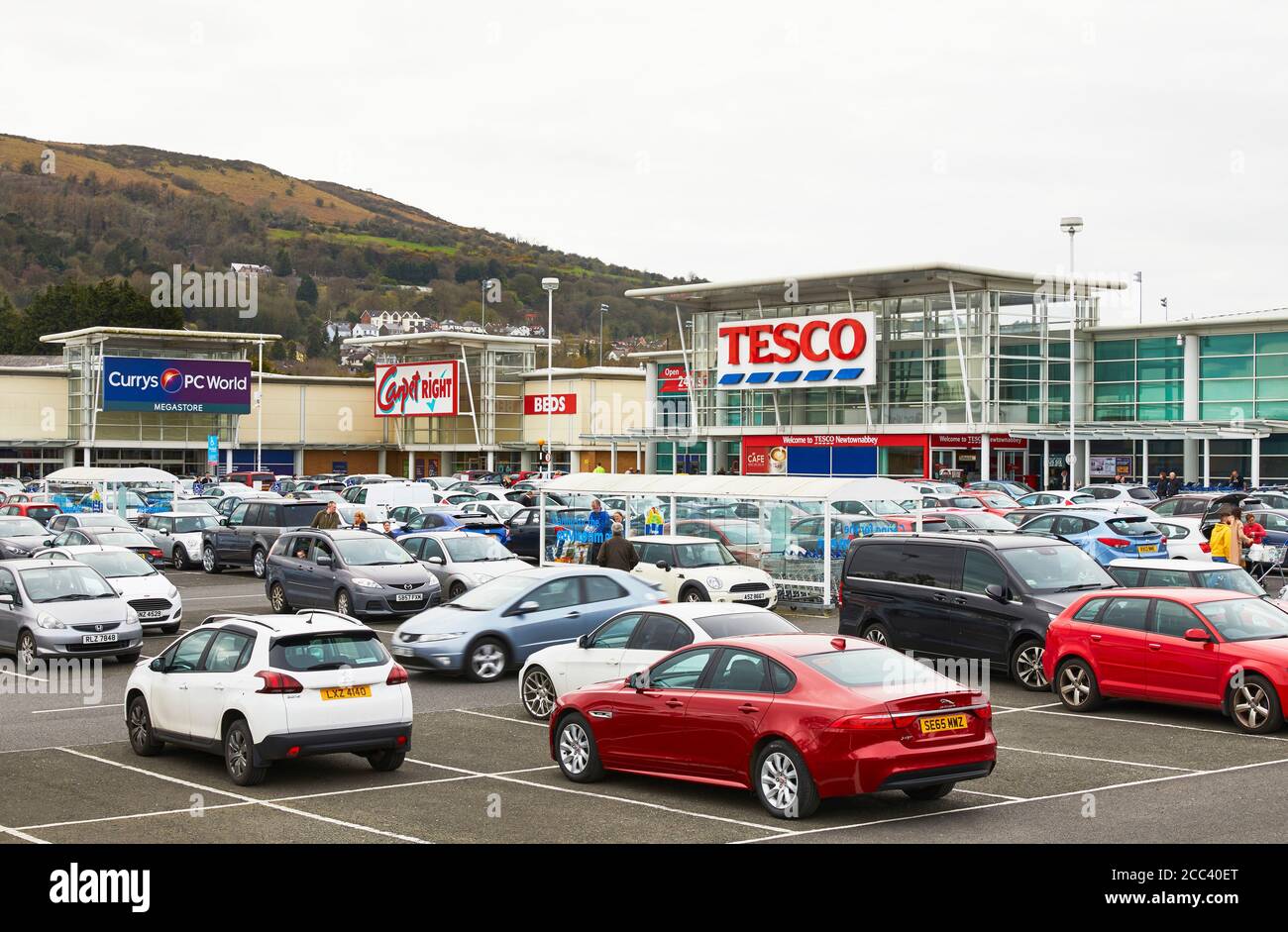 Parking Tesco. Abbey Retail Park, Belfast, Belfast, Irlande. Architecte: N/A, 2019. Banque D'Images