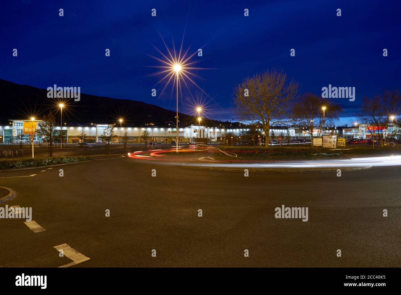 Parking Tesco. Abbey Retail Park, Belfast, Belfast, Irlande. Architecte: N/A, 2019. Banque D'Images