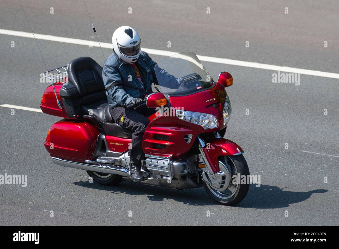 Red Honda Gold Wing ; motocycliste ; transport à deux roues, motos, véhicule, routes, motos, motocyclistes motorisés à Chorley, Royaume-Uni Banque D'Images