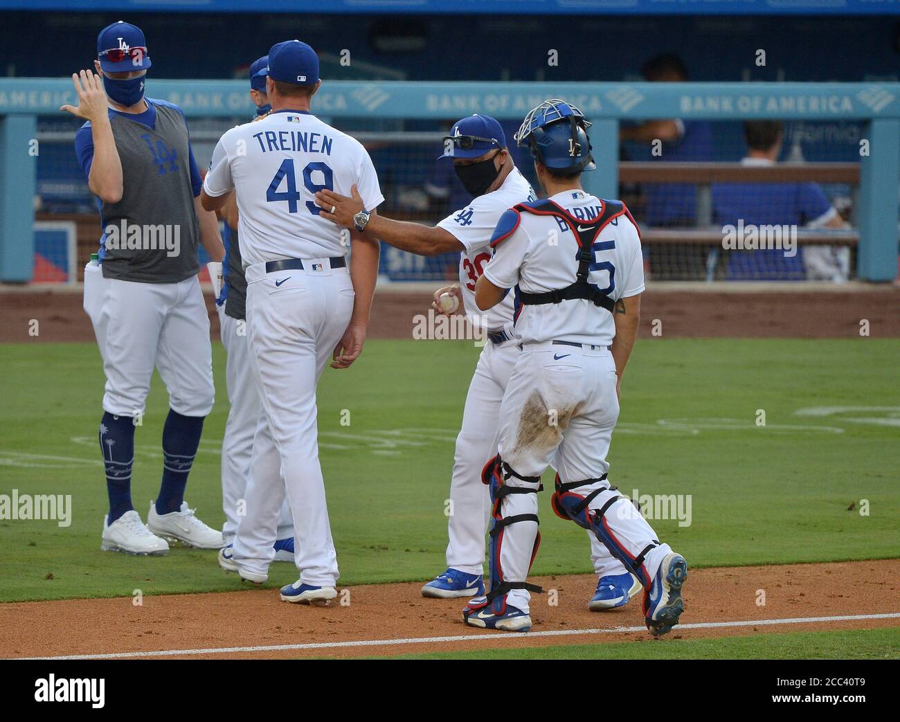 Los Angeles, États-Unis. 19 août 2020. Le pichet de secours des Dodgers de Los Angeles, Blake Treinen, reçoit un pat sur le dos du Manager Dave Roberts après avoir récupéré sa première sauvegarde de la saison (Kenley Jansen a été plus proche dans trois des quatre matchs précédents), contre les Seattle Mariners au Dodger Stadium de Los Angeles mardi, 18 août 2020. Les Dodgers ont battu les Mariners 2-1. Photo de Jim Ruymen/UPI crédit: UPI/Alay Live News Banque D'Images