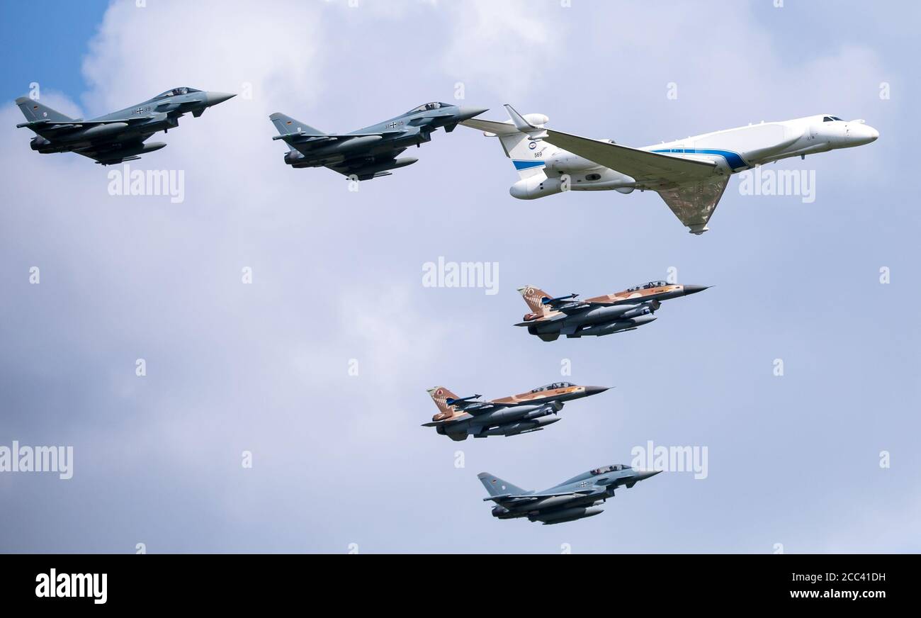 Fürstenfeldbruck, Allemagne. 18 août 2020, Bavière, Fürstenfeldbruck : Deux avions de chasse du type F-16 (camouflage brunâtre) de l'Armée de l'Air israélienne (AIF), trois Eurofighters des Forces armées fédérales allemandes (gris) et un Learjet de l'Armée de l'Air israélienne survolent en formation la base aérienne Fürfeldstenbruck pour commémorer l'assassinat des Jeux Olympiques de 1972. Pour les exercices de combat aérien Blue Wings 2020 et MAGDAYs et une commémoration conjointe, des avions de chasse de l'armée de l'air israélienne ont débarqué en Allemagne pour la première fois. Credit: dpa Picture Alliance/Alay Live News Banque D'Images