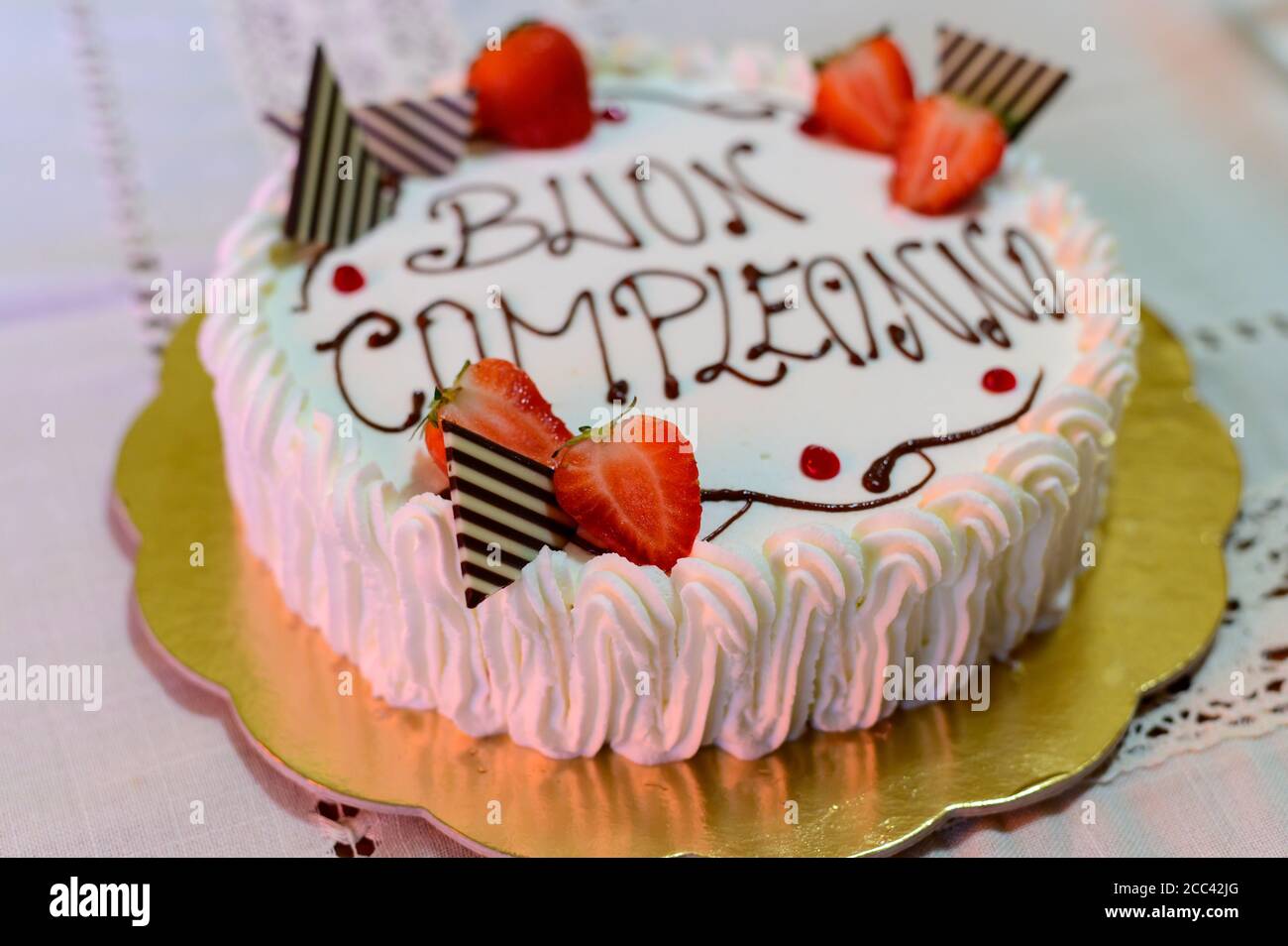 Buon Compleanno Banque D Image Et Photos Alamy Buon Compleanno Banque D Image Et Photos Alamy