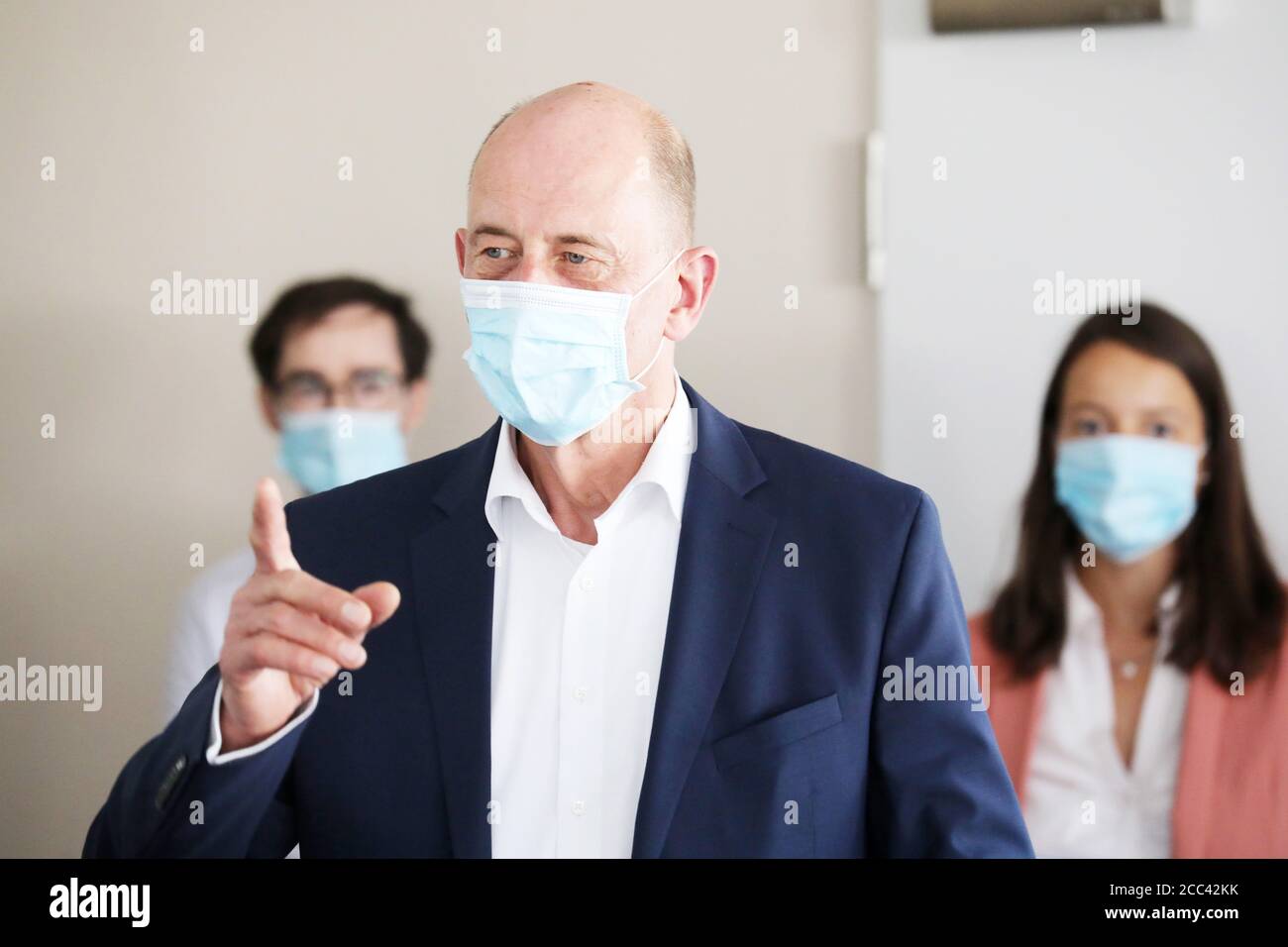 18 août 2020, Thuringe, Jena: Wolfgang Tiefensee (SPD, M), ministre des Affaires économiques de Thuringe, s'adresse aux cadres de l'hôpital universitaire lors de sa visite d'été. Le ministre veut avoir une impression de la façon dont les entreprises font face à la crise de la couronne. Photo: Bodo Schackow/dpa-Zentralbild/dpa Banque D'Images