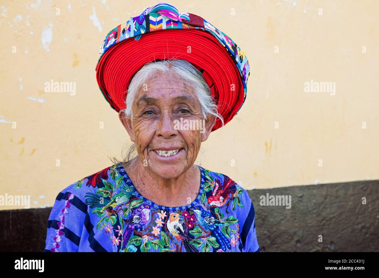 Vieille femme maya portant une adresse maya traditionnelle de tocoyal dans la ville de Santiago Atitlán à Lago de Atitlán, département de Sololá, Guatemala Banque D'Images