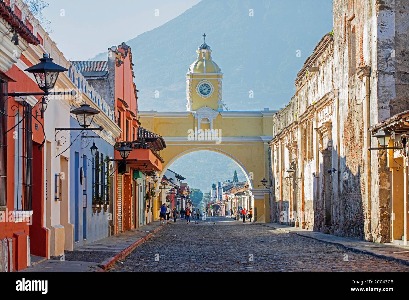 Maisons coloniales colorées et Arco de Santa Catalina Arch du XVIIe siècle dans la ville Antigua Guatemala, département de Sacatepéquez, Guatemala Banque D'Images