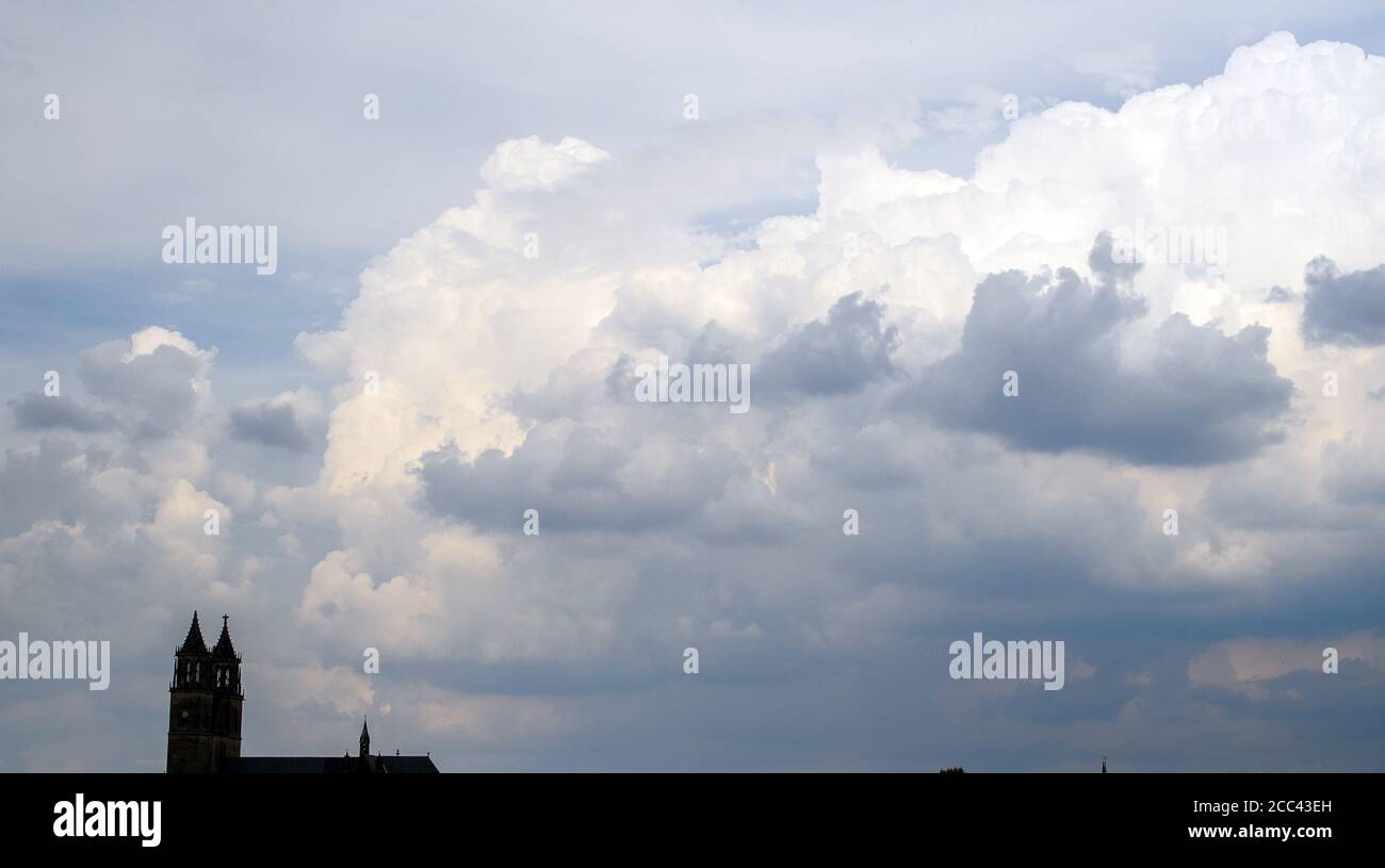 18 août 2020, Saxe-Anhalt, Magdebourg : un orage traverse la capitale de l'État sans pluie. La probabilité d'orages diminue à nouveau à la fin de la semaine. Mais il fera encore chaud. Photo: Klaus-Dietmar Gabbert/dpa-Zentralbild/ZB Banque D'Images