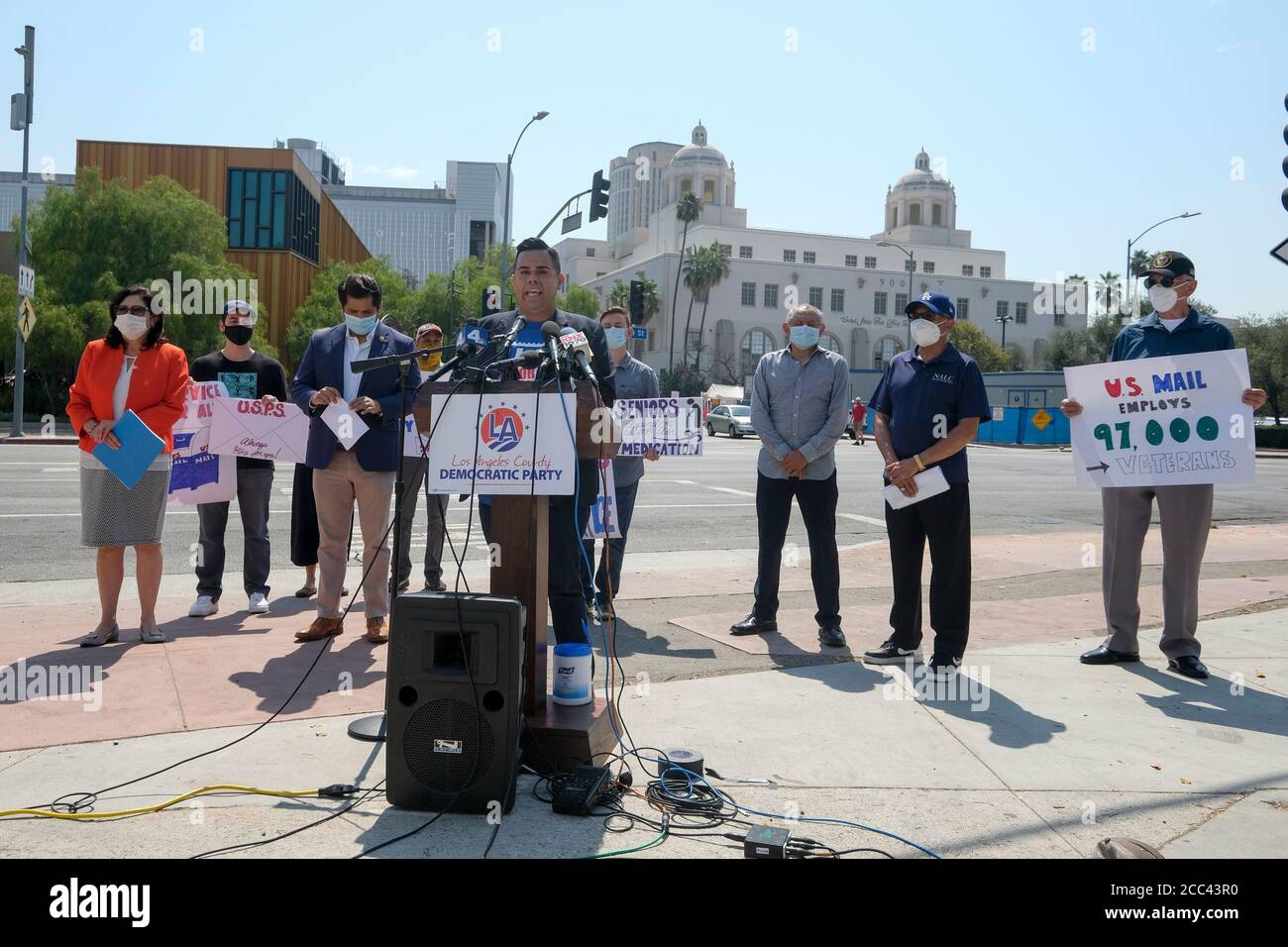 3 février 2020, Los Angeles, Californie, États-Unis : Le vice-président du Comité de surveillance et de réforme, Mark Gonzalez, président du Parti démocratique du comté de Los Angeles, prend la parole lors d'une conférence de presse devant l'annexe du terminal des postes de l'USPS pour lancer une journée nationale d'action postale, le mardi 18 août 2020, à Los Angeles. Les législateurs démocratiques du sud-est se sont réunis aujourd’hui dans les bureaux de poste de la région pour décrier ce qu’ils estiment être un effort concerté de l’administration Trump pour saborder les opérations de poste avant une élection qui devrait compter fortement sur les bulletins de vote par correspondance. (Image crédit : © Banque D'Images