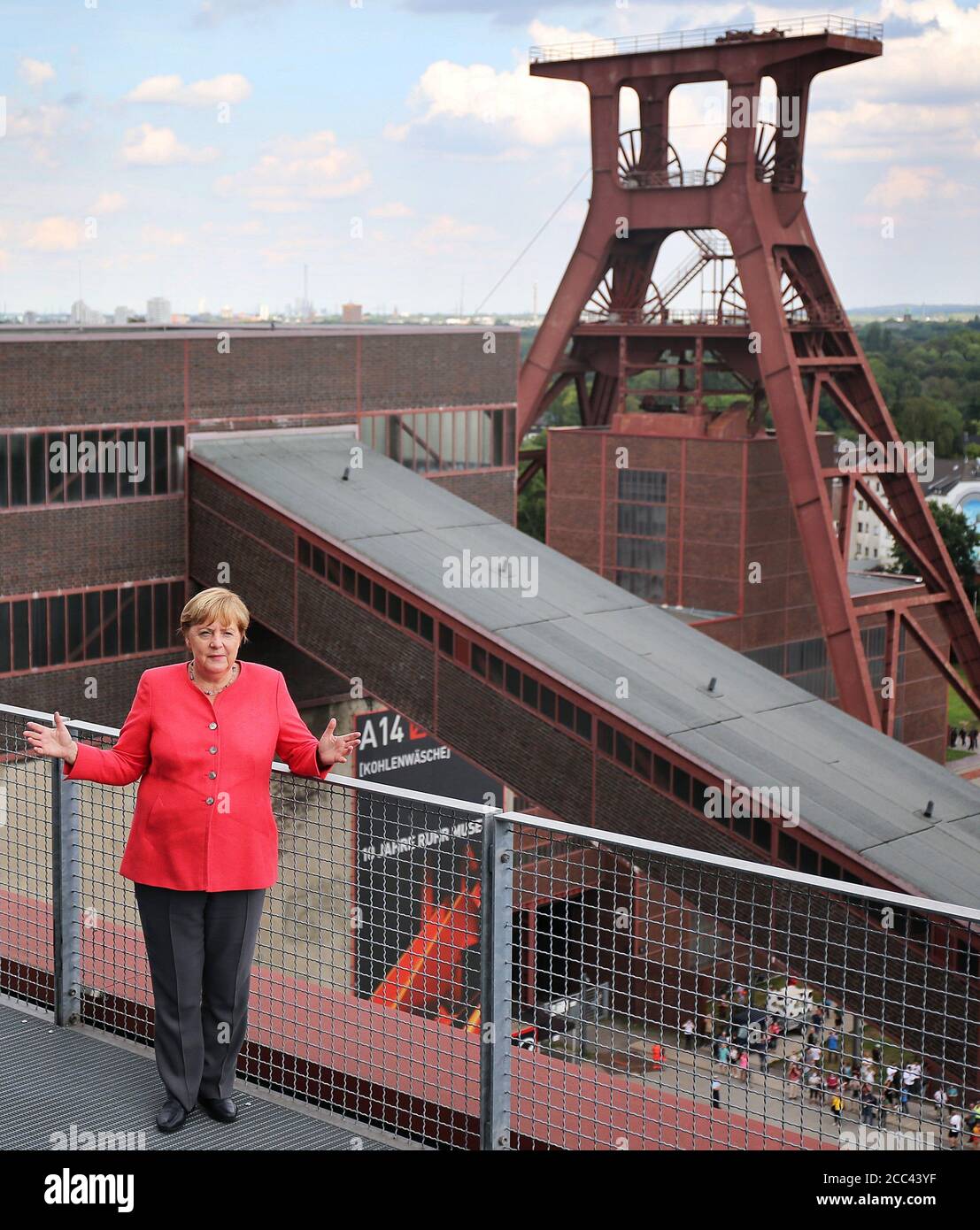 18 août 2020, Rhénanie-du-Nord-Westphalie, Essen : la chancelière Angela Merkel (CDU) se tient devant la tour sinueuse de la collierie de Zollverein. Le Chancelier fédéral est invité à NRW et visite la mine de Zollverein avec le Premier ministre Laschet. Réc. Photo: Oliver Berg/dpa Banque D'Images