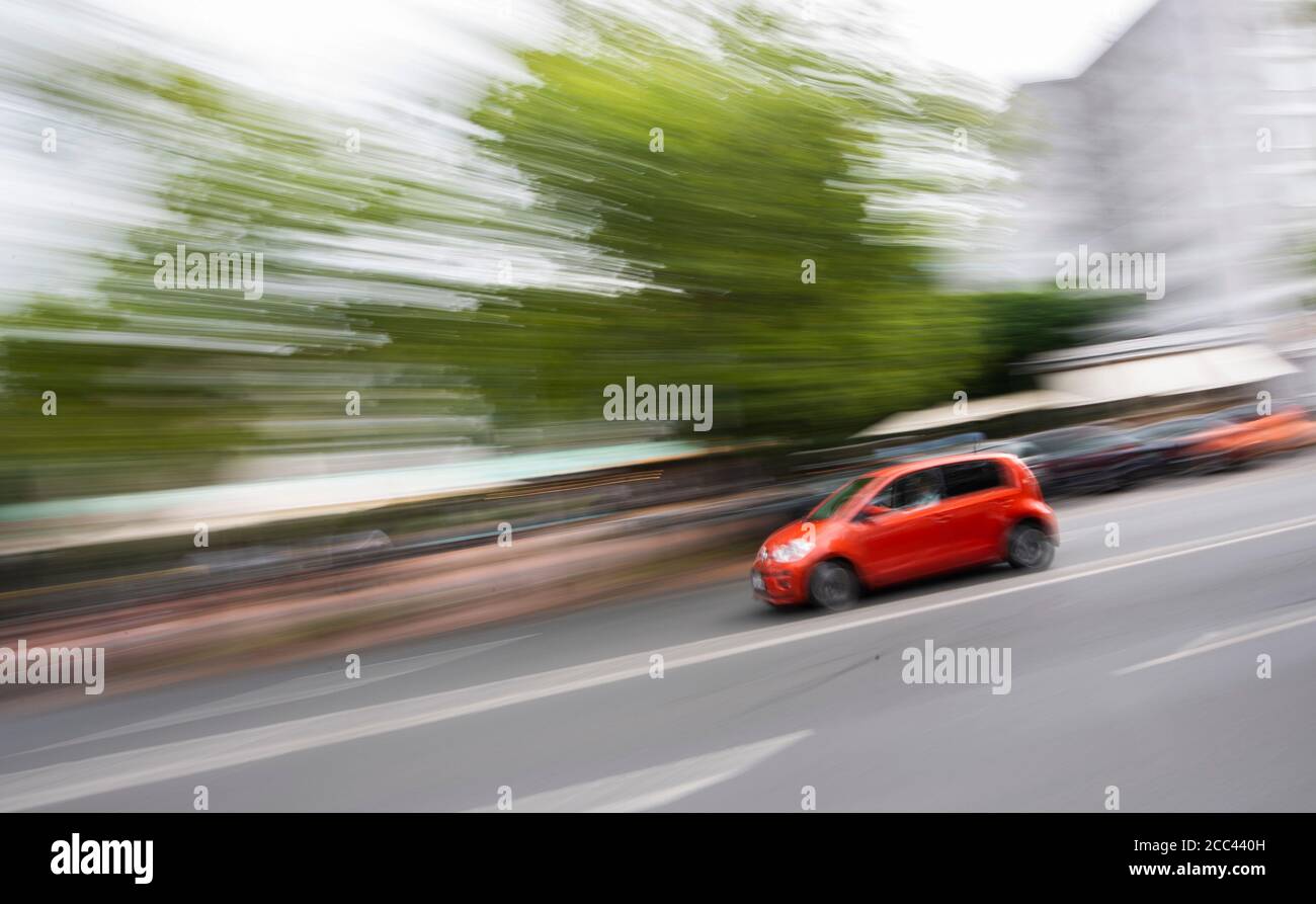 18 août 2020, Basse-Saxe, Hanovre: Une voiture traverse la ville sur Hildesheimer Straße (prise avec une vitesse d'obturation lente). Photo: Julian Stratenschulte/dpa Banque D'Images