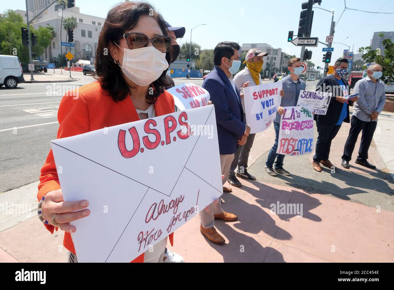 18 août 2020, Los Angeles, Californie, U. S.: Des gens tiennent des panneaux lors d'une conférence de presse devant l'annexe du terminal de poste de l'USPS pour lancer une journée nationale d'action postale, le mardi 18 août 2020, à Los Angeles. Les législateurs démocratiques du sud-est se sont réunis aujourd’hui dans les bureaux de poste de la région pour décrier ce qu’ils estiment être un effort concerté de l’administration Trump pour saborder les opérations de poste avant une élection qui devrait compter fortement sur les bulletins de vote par correspondance. (Image crédit: © Ringo Chiu/ZUMA Wire) Banque D'Images