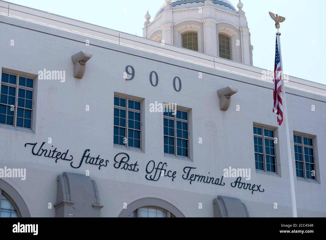 18 août 2020, Los Angeles, Californie, U. S.: A View of the USPS Post Office terminal Annex, mardi 18 août 2020, à Los Angeles. Les législateurs démocratiques du sud-est se sont réunis aujourd’hui dans les bureaux de poste de la région pour décrier ce qu’ils estiment être un effort concerté de l’administration Trump pour saborder les opérations de poste avant une élection qui devrait compter fortement sur les bulletins de vote par correspondance. (Image crédit: © Ringo Chiu/ZUMA Wire) Banque D'Images