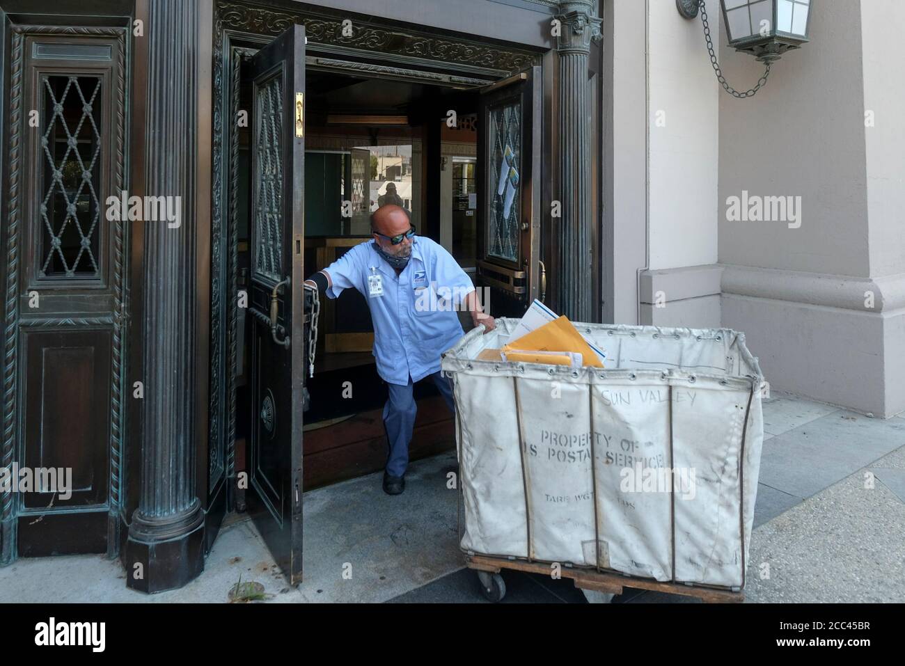 18 août 2020, Los Angeles, Californie, U. S.: Un personnel de USPS est vu à l'annexe du terminal de poste de l'USPS, le mardi 18 août 2020, à Los Angeles. Les législateurs démocratiques du sud-est se sont réunis aujourd’hui dans les bureaux de poste de la région pour décrier ce qu’ils estiment être un effort concerté de l’administration Trump pour saborder les opérations de poste avant une élection qui devrait compter fortement sur les bulletins de vote par correspondance. (Image crédit: © Ringo Chiu/ZUMA Wire) Banque D'Images