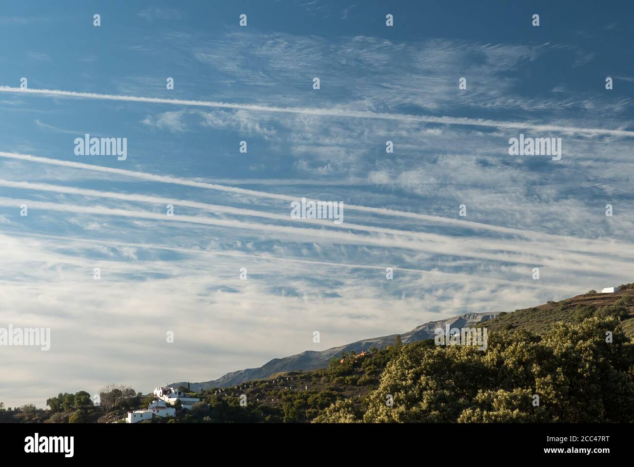 Andalousie en Espagne : nuages de cirrus et sentiers de randonnée dans le ciel du soir au-dessus d'Axarquia Banque D'Images