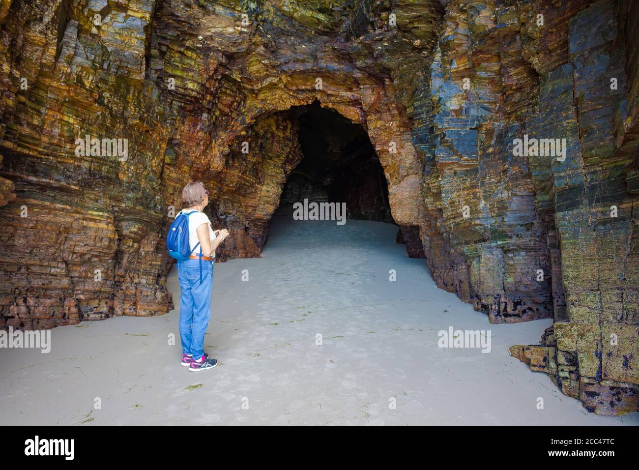 Plage de cathédrales, Galice, Espagne - Mai 2017: Promenade le long de la plage à marée basse, vous pouvez explorer une bonne quantité de grottes que la mer laisse dans soupir Banque D'Images