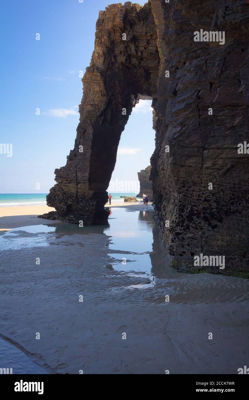 Vue sur l'une des contreforts des falaises de la plage de Las Catedrales, Galice, Espagne. Banque D'Images