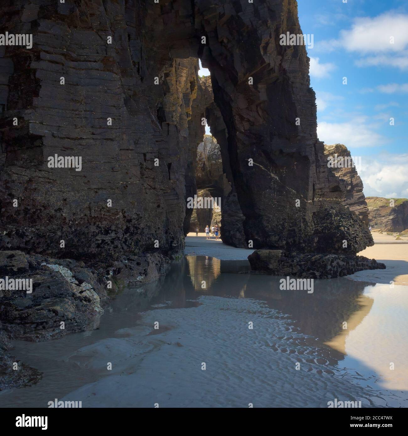 Vue de l'ensemble des contreforts volants sur la plage de Las Catedrales où les touristes marchent, Galice, Espagne Banque D'Images