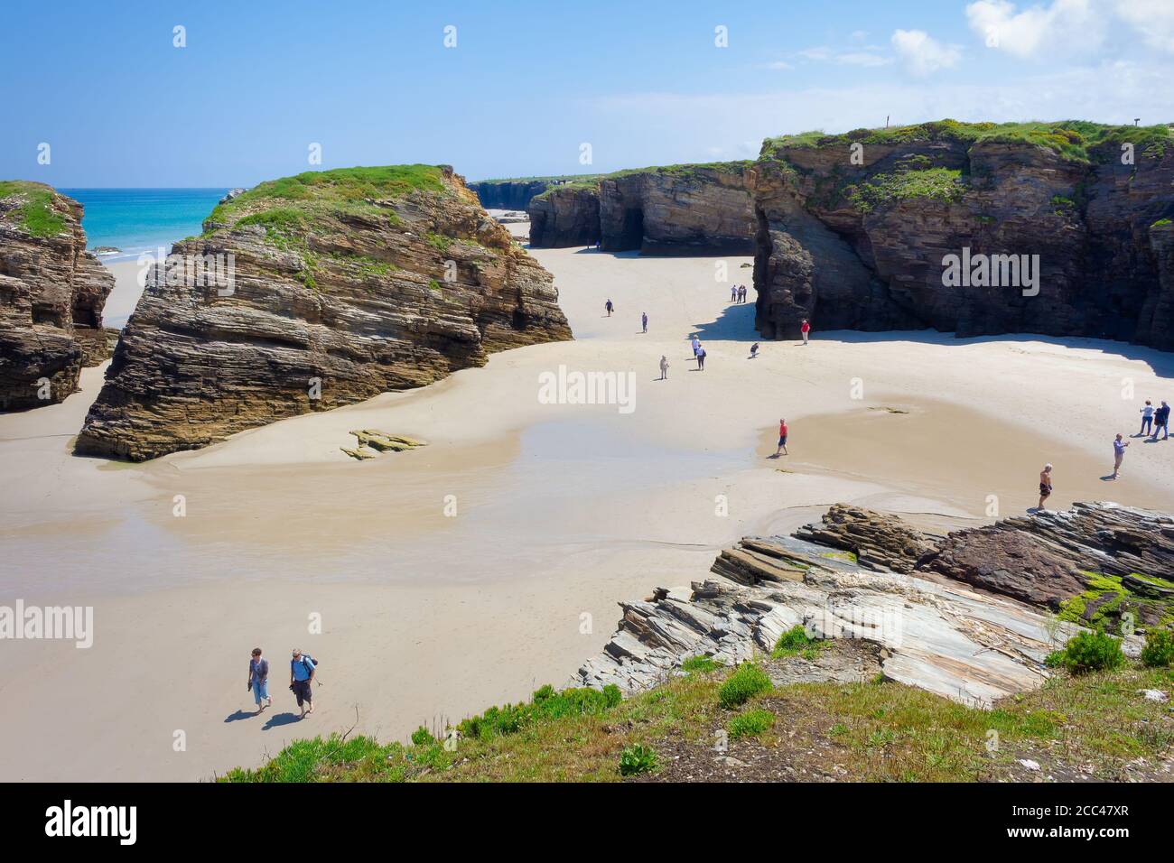 Plage de cathédrales, Galice, Espagne - Mai 2017: Vue sur l'arche de l'île de Xandal où les touristes se baignent Banque D'Images