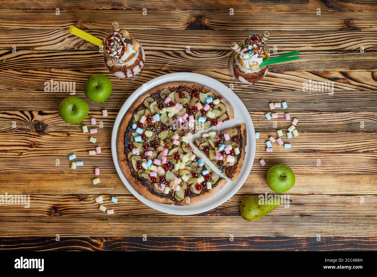 nutella et pizza à la banane avec marshmellows pour les enfants Banque D'Images