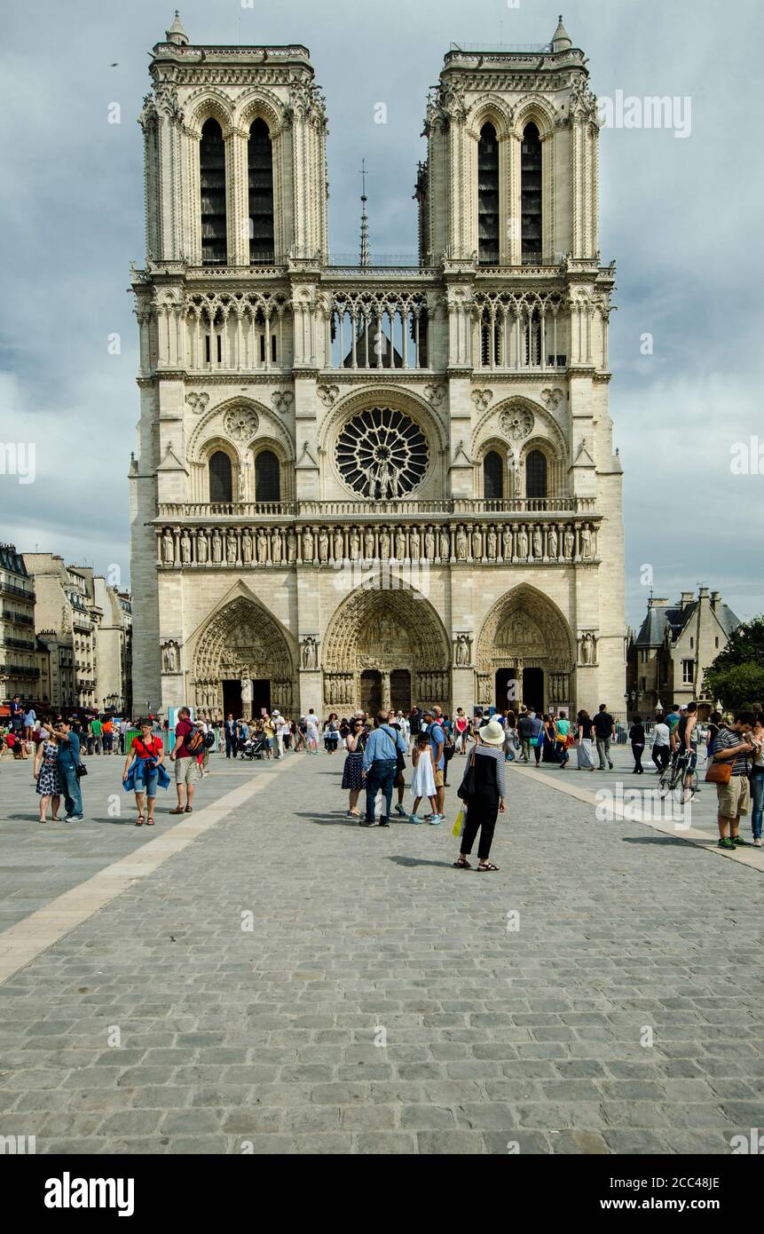 Notre-Dame de Paris (« notre-Dame de Paris »), appelée simplement notre-Dame, est une cathédrale catholique médiévale sur l'Île de la Cité dans le 4ème arrondi Banque D'Images Notre-Dame de Paris (« notre-Dame de Paris »), appelée simplement notre-Dame, est une cathédrale catholique médiévale sur l'Île de la Cité dans le 4ème arrondi Banque D'Images